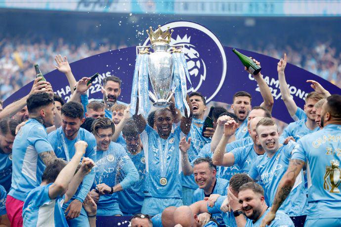 罗马诺：拜仁已经在考虑为伦纳特-卡尔再提供一份新合同（罗马诺：拜仁正考虑再次向伦纳特-卡尔递交新合同）