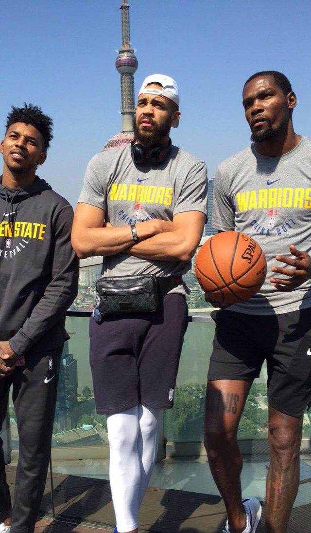 刘军帅晒海牛队与远征军合照：又在末轮完成目标，祝未来可期（刘军帅晒海牛队与远征军合影：再度在末轮达成目标，愿前路可期）