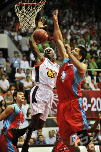 国脚关键传球完成制胜球（国脚送出关键一传助攻制胜）