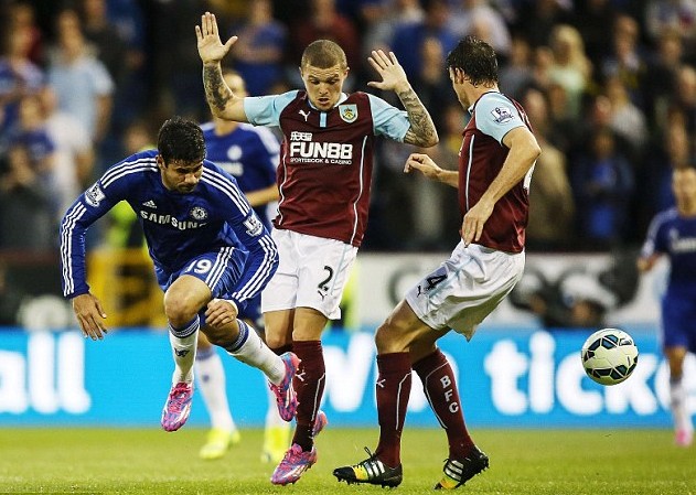 沙特足协官方：因场地大雨，对阵阿联酋下半场比赛推迟开场（沙特足协通告：因场地大雨，沙特对阿联酋下半场延迟开球）