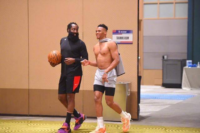 意媒：贡多齐可能在冬窗离开拉齐奥，标价至少3000万欧元（意媒：拉齐奥冬窗或放行贡多齐，至少索价3000万欧元）