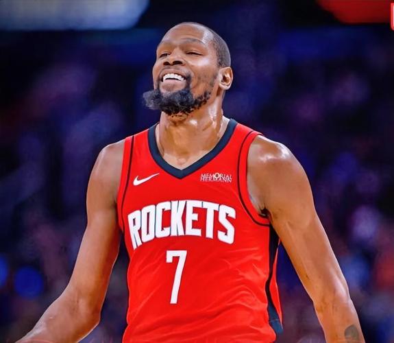 孔萨：凯恩给球队设立标准，那自然而然会激励我们（孔萨：凯恩树立团队标杆，激励全队自发奋进）