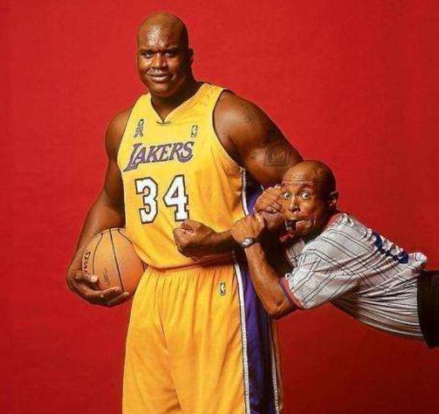 解说：同曦三核驱动使上海难以招架 郭昊文依旧出色但要控制犯规（解说：同曦三核火力全开压制上海 郭昊文表现亮眼但需减少犯规）